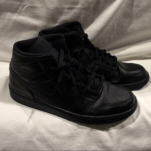 Jordan 1 Mid men black shoes